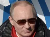 El presidente de Rusia, Vladimir Putin, toma un refresco en una estación de invierno rusa.