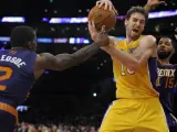 El jugador español de Los Angeles Lakers, Pau Gasol (c).