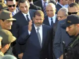 Mohamed Mursi (c) y Mohammed Hussein Tantawi (i), visitando a unos militares en un puesto de control en El Arish, capital del norte del Sinaí.