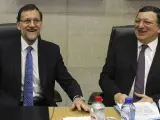 El presidente del Gobierno español, Mariano Rajoy (i), acompañado por el presidente de la Comisión Europea, José Durao Barroso, en una reunión con el Colegio de Comisarios de la Comisión Europea.