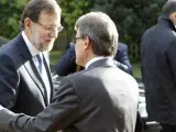 Mas (d), recibe al jefe del Ejecutivo, Mariano Rajoy, a su llegada esta mañana al Palacio de Pedralbes donde se celebra el Foro Económico del Mediterráneo Occidental.