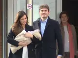 La periodista Sara Carbonero y el capitán del Real Madrid y de la selección española, Iker Casillas, han posado con su bebé Martín para los medios gráficos a la salida de la clínica Ruber Internacional de Madrid.