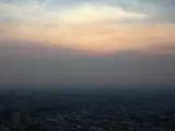 Una densa capa de humo cubre Santiago de Chile a causa de los incendios.