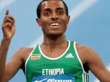 El atleta etíope Kenenisa Bekele celebra su victoria en la prueba de los 3.000 metros en los Mundiales Bajo Techo de Moscú, en 2006.