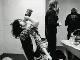 El líder de Led Zeppelin, Jimmy Page, retratado por Neal Preston en un camerino en enero de 1975. En el extremo derecho, Robert Plant, cantante del grupo