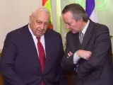 Josep Piqué, ministro de Asuntos Exteriores en 2002, visita Israel y es recibido por el primer ministro Ariel Sharon. Piqué realizó una gira de una semana por Oriente Medio para impulsar el proceso de paz de la zona, coincidiendo con la presidencia española de la Unión Europea.