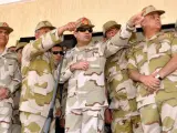 El jefe del Ejército egipcio, Abdel Fatah al Sisi (en el centro, con gafas de sol), en una ceremonia militar.