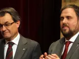 En la imagen, de izq. a dcha: el líder de ICV-EUiA, Joan Herrera; el presidente de la Generalitat, Artur Mas; y el líder de ERC, Oriol Junqueras, tras la votación en el Parlamento catalán.