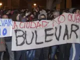 Vecinos del barrio de Gamonal, en Burgos, se han concentrado frente a la comisaría de la Policía Nacional para reclamar la libertad de los 23 detenidos anoche, de los que trece han pasado a disposición judicial y los diez restantes son menores.