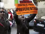 Una veintena de preferentistas protestan ante el juzgado a la llegada del expresidente de Caja Madrid Miguel Blesa.