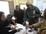 Dos hombres se registran para poder participar en el referendo sobre la nueva Constitución en el barrio de Abassyia, en El Cairo (Egipto).