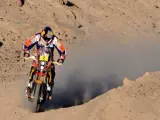 El piloto catalán Marc Coma, fotografiado mientras circulaba por el desierto de Atacama durante la novena etapa del raid Dakar 2014.