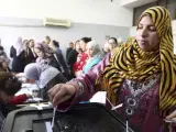 Una mujer ejerce su derecho al voto durante la última jornada del referéndum sobre la nueva Constitución, en un colegio electoral del barrio de Nasr, en El Cairo (Egipto).