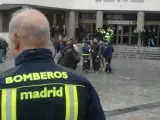 Momento de la manifestación de bomberos frente a los juzgados