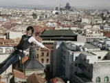 Edurne Pasaban se descuelga por la azotea del Círculo de Bellas Artes con unas hermosas vistas sobre Madrid en un acto de promoción en 2008.