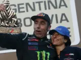 El piloto español Nani Roma celebra junto a su mujer su victoria en el rally Dakar, en la categoría de coches.