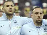 Benzema (i) y Ribéry escuchan 'La Marsellesa' antes de un partido con su selección.