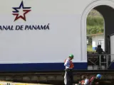 Un grupo de trabajadores realiza trabajos de mantenimiento en la esclusa de Miraflores en el Canal de Panamá (Panamá).