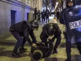 Varios policías, reduciendo a uno de los manifestantes concentrados en la Puerta del Sol en apoyo a las protestas vecinales de Burgos.