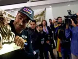 Nani Roma posa con su estatuilla de ganador del raid Dakar a su llegada a Barcelona tras ganar por primera vez la general de coches de la prueba.