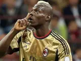 El delantero del Milan Mario Balotelli manda silencio a los hinchas de la Roma que le estaban insultando.