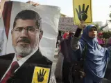 Simpatizantes del depuesto presidente egipcio Mohamed Morsi (en el cartel) en una protesta en El Cairo (Egipto), días antes de que se celebre el juicio contra él.