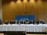 La mesa de negociaciones de la conferencia de paz para Siria, conocida como Ginebra 2, con la presencia de delegados de 39 países, entre los que destacan el ministro sirio de Exteriores, Walid al-Mouallem; el ministro ruso de Exteriores, Sergey Lavrov; el enviado especial de la Liga Árabe para Siria, Lakhdar Brahimi; el secretario general de la ONU, Ban Ki-moon; el director general de las Naciones Unidas en Ginebra, Michael Moller y el secretario de estado estadounidense, John Kerry.