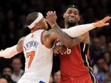Carmelo Anthony y LeBron James luchan por el balón durante un duelo entre Knicks y Miami.