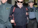 El intermediario Juan Lanzas sale hacia prisión desde los juzgados de Sevilla.