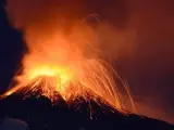 El monte Etna, situado en la parte oriental de la isla de Sicilia, en erupción.