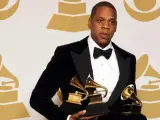 El cantante Jay-Z, posando con varios galardones en la 55 edición de los Premios Grammy en Los Ángeles.