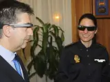 El director de la Policía Nacional, Ignacio Cosidó, prueba las Google Glass.