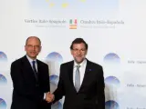El primer ministro italiano, Enrico Letta (i), estrecha la mano del presidente del Gobierno español, Mariano Rajoy.