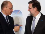 El primer ministro italiano, Enrico Letta (i), conversa con el presidente del Gobierno español, Mariano Rajoy, a su llegada a la cumbre bilateral España-Italia en Roma, Italia.
