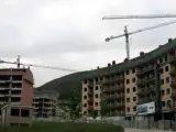Varios bloques de pisos en construcción.