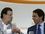 Rajoy y Aznar se saludan durante un acto de Faes.