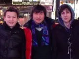 El coautor de los atentados de Boston, Dzhokhar Tsarnaev (d), posa con dos amigos en una foto personal.