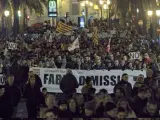Imagen de la marcha en Valencia este 30 de noviembre en protesta por el cierre de Radiotelevisión Valenciana (RTVV) y reclamando la dimisión del president de la Generalitat, Alberto Fabra.