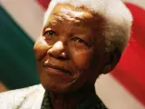 Fotografía de archivo del 26 de agosto de 2004 del Premio Nobel de Paz sudafricano Nelson Mandela durante una rueda de prensa en Johanesurgo (Sudáfrica).