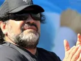 Diego Armando Maradona aplaude durante un encuentro.