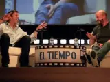 El director de cine argentino Juan José Campanella (derecha) conversa con el director del periódico colombiano El Tiempo, Rafael Pombo (izquierda), durante un coloquio del Hay Festival.