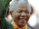 Nelson Mandela, vestido con los colores de la selección de rugby de Sudáfrica, saluda al público en el estadio Ellis Park durante la disputa del Mundial de Rugby de 1995.