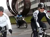Los exciclistas Igor Astarloa, Miguel Indurain, Pedro Delgado y Óscar Freire (de izquierda a derecha) ruedan en diciembre de 2013 por una de las calles que formarán parte del circuito de los Mundiales de Ciclismo 2014.