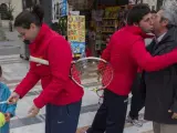 Conchita Martínez, capitana del equipo español de la Copa Federación de tenis, firma un autógrafo mientras Carla Suárez besa a un aficionado en Sevilla.