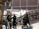 Arriba, imagen realizada el 14 de mayo de 2011 del edificio del barrio de La Viña de Lorca, que quedó aplastado y en el que murió una mujer por el terremoto que sacudió dicha localidad tres días antes. Abajo, solar en el que se ubicaba el edificio, cuando se va a cumplir el primer aniversario del seísmo y la ciudad sigue su proceso de recuperación.