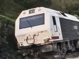 Imagen de la locomotora del tren que descarriló esta madrugada a la altura del municipio onubense de La Nava.