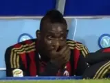 Mario Balotelli, llorando en el banquillo tras ser sustituido por Seedorf ante el Nápoles.