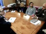 La familia del cámara José Couso, su hermano Javier (2d) y su madre Maribel, junto al abogado Raúl Maíllo (d), conversan con el portavoz parlamentario de IU, Gaspar Llamazares (i), para expresar su preocupación por la reforma que planea aprobar el Gobierno para acabar con la llamada justicia universal.