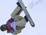 El estadounidense Shaun White compite en la prueba de halfpipe masculino de snowboard en los Juegos Olímpicos de Invierno Sochi 2014.