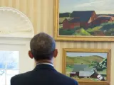 Barack Obama mira los cuadros de Hopper en una foto oficial distribuida por la Casa Blanca